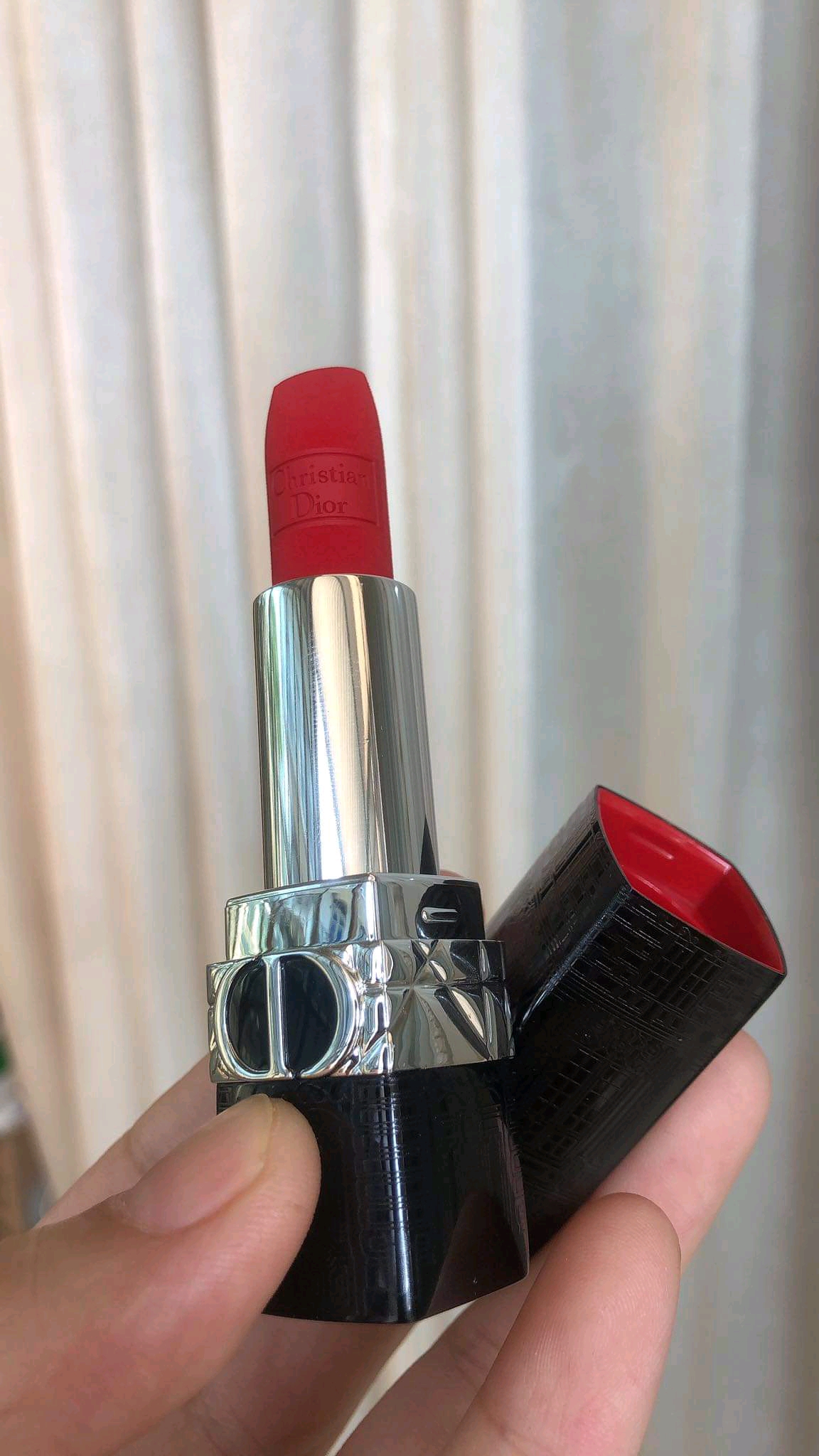 Son thỏi lì Dior Rouge 999 Matte - Màu đỏ thuần quyến rũ, bám lâu đến 8 tiếng, sản phẩm cao cấp từ Pháp cho đôi môi quyến rũ hoàn hảo.