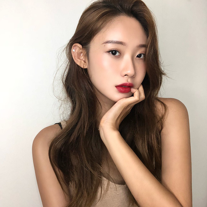 Son thỏi lì Dior Rouge 999 Matte - Màu đỏ thuần quyến rũ, bám lâu đến 8 tiếng, sản phẩm cao cấp từ Pháp cho đôi môi quyến rũ hoàn hảo.