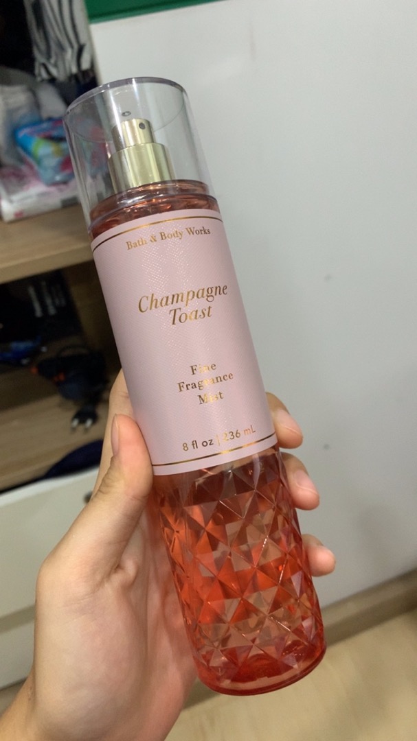 Xịt Thơm Toàn Thân Bath & Body Works Champagne Toast - Hương Rượu Sâm Banh Quả Mọng Thanh Ngọt, Dưỡng Ẩm Thoải Mái 236ml
