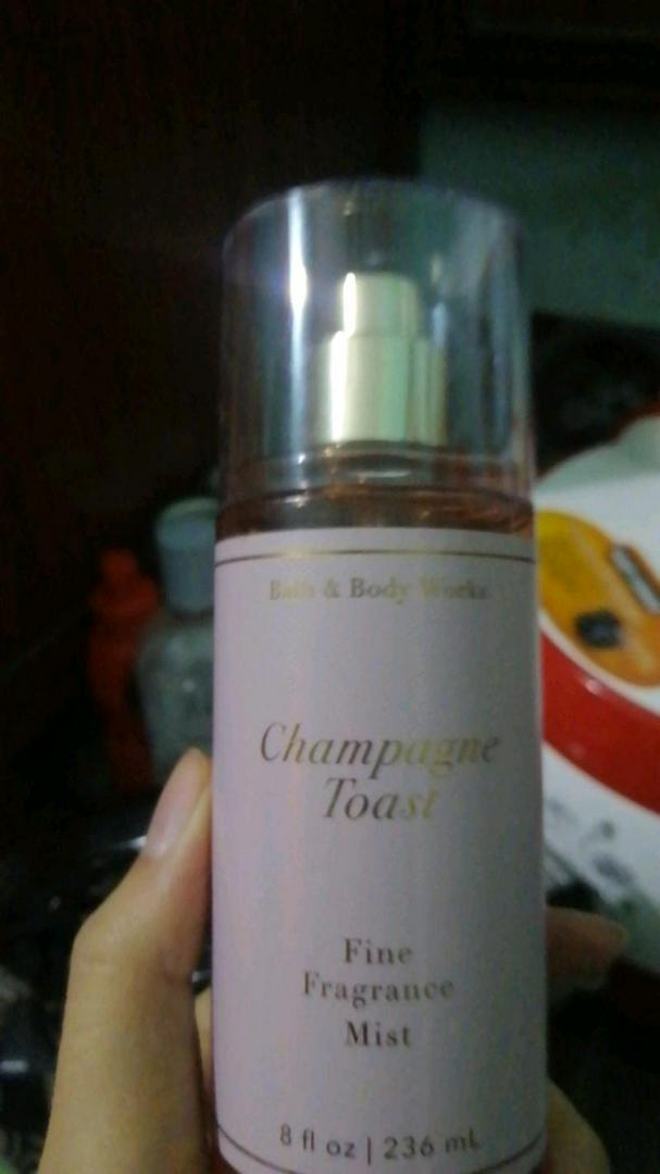 Xịt Thơm Toàn Thân Bath & Body Works Champagne Toast - Hương Rượu Sâm Banh Quả Mọng Thanh Ngọt, Dưỡng Ẩm Thoải Mái 236ml