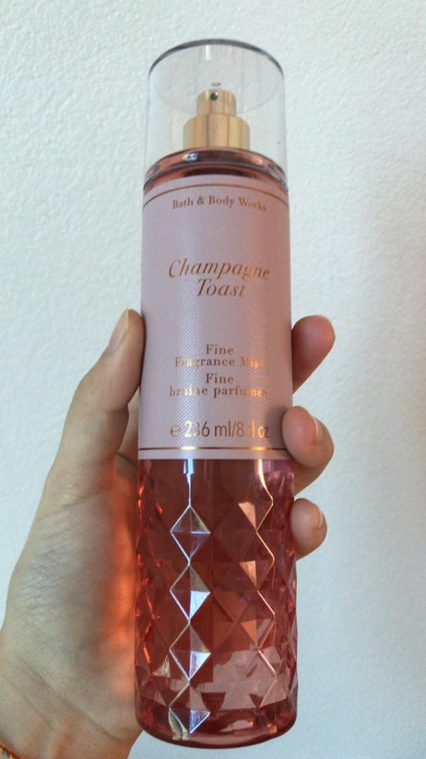Xịt Thơm Toàn Thân Bath & Body Works Champagne Toast - Hương Rượu Sâm Banh Quả Mọng Thanh Ngọt, Dưỡng Ẩm Thoải Mái 236ml