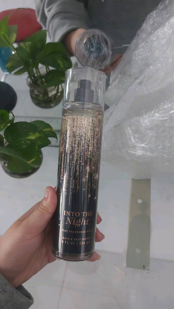 Xịt Thơm Toàn Thân Bath & Body Works Into The Night - Hương Hoa Nhài và Quả Mọng Đen Sang Trọng, Lưu Hương Lên Đến 7 Giờ
