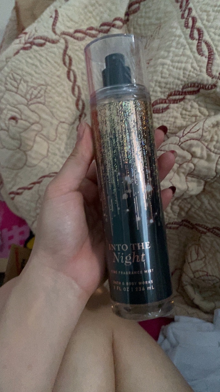 Xịt Thơm Toàn Thân Bath & Body Works Into The Night - Hương Hoa Nhài và Quả Mọng Đen Sang Trọng, Lưu Hương Lên Đến 7 Giờ
