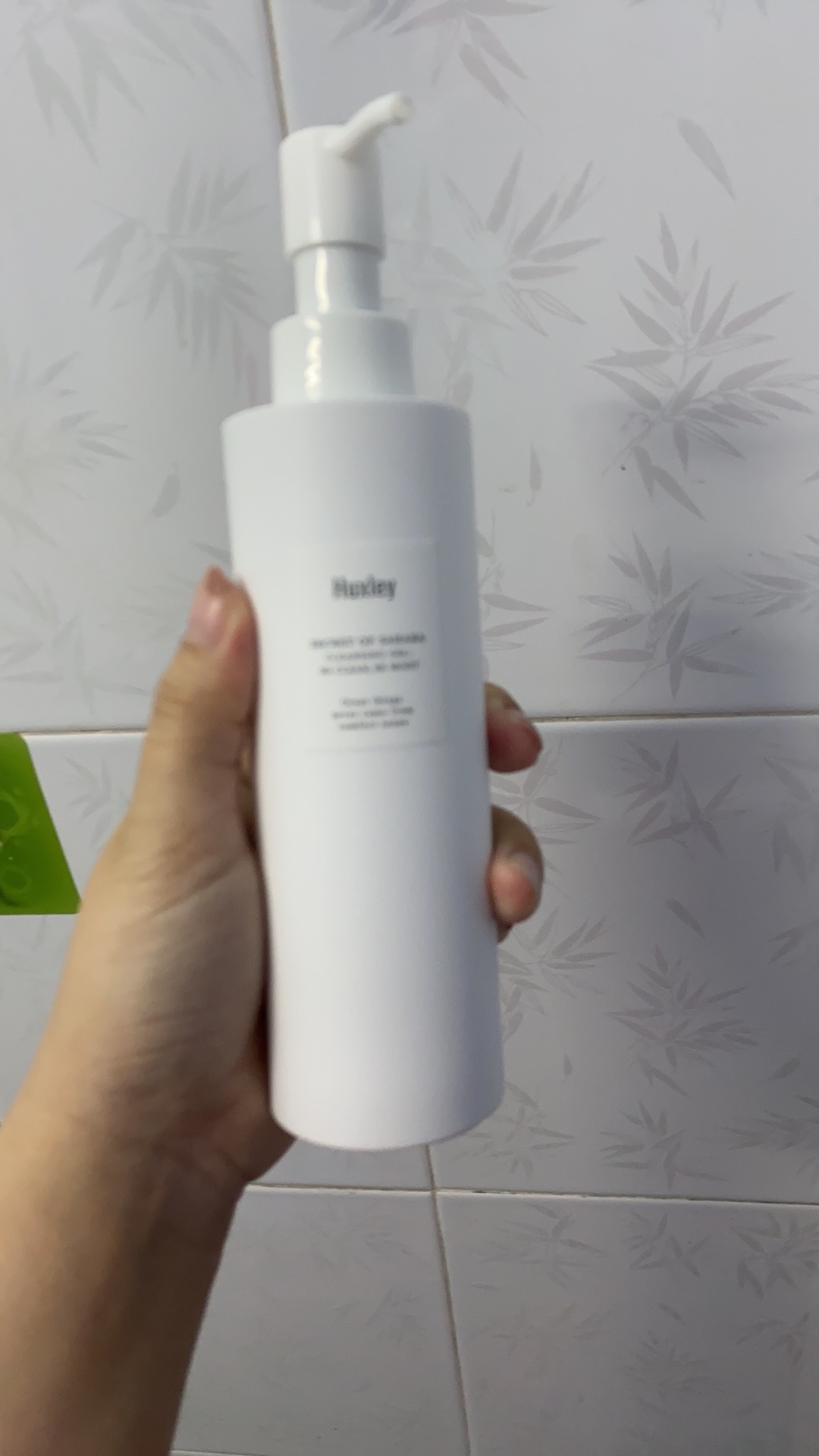 Gel rửa mặt cao cấp cho da nhạy cảm Huxley Cleansing Gel