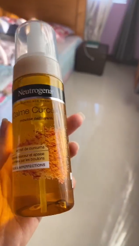 Sữa Rửa Mặt Nghệ Neutrogena Calme Curcuma Clear 150ml - Tạo Bọt Mịn, Làm Sáng Da, Dịu Kích Ứng, Cho Mọi Loại Da