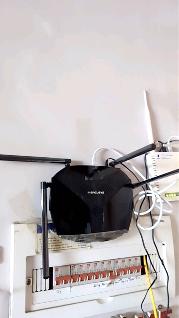 Bộ phát Wifi Mercusys MR70X 4 râu AX1800 - Băng tần kép Wi-Fi 6, tốc độ 1.8 Gbps, cổng Gigabit cho kết nối mạnh mẽ và ổn định