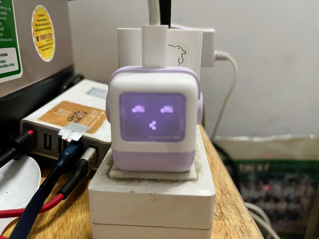 Củ Sạc Nhanh Ugreen CD359 Nexode Robot GaN Mini 30W - Sạc Thông Minh Cho Điện Thoại, Máy Tính Bảng và MacBook Air, Màn Hình LED Biểu Cảm