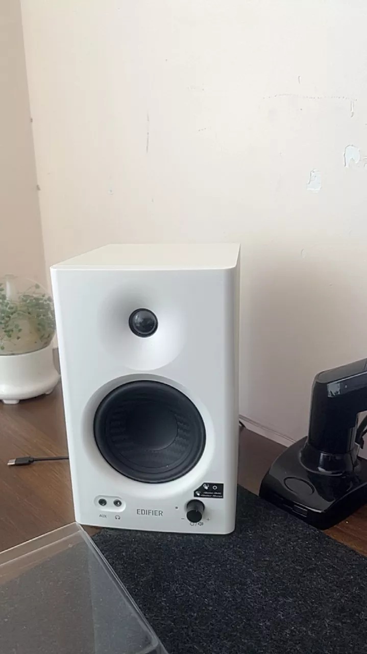 Loa Kiểm Âm Edifier MR4 42W - Âm Thanh Chi Tiết, Chất Liệu Gỗ MDF - Lý Tưởng Cho Studio và Nghe Nhạc Tại Nhà