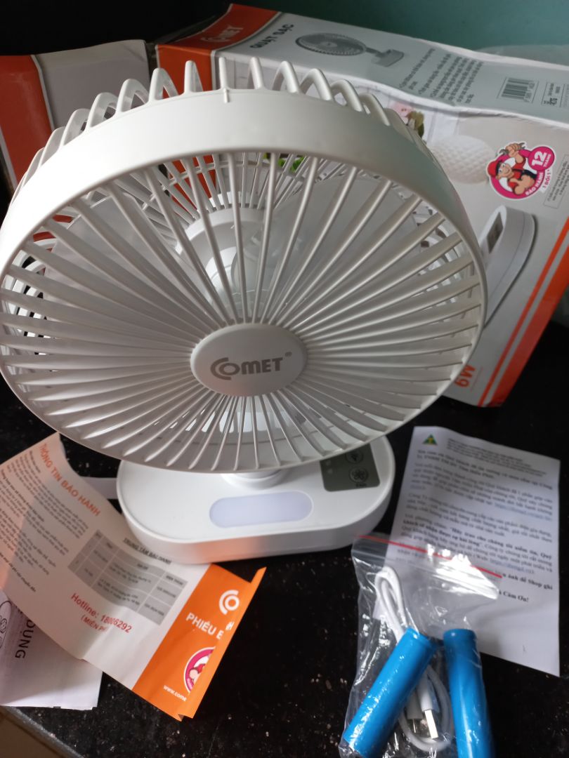 Quạt Sạc Comet CRF1406 - Quạt Tích Điện Có Đèn LED, Dùng 8 Giờ, Thiết Kế Nhỏ Gọn, Pin 1500mAh, Chất Lượng Cao, Tiện Dụng Mang Theo