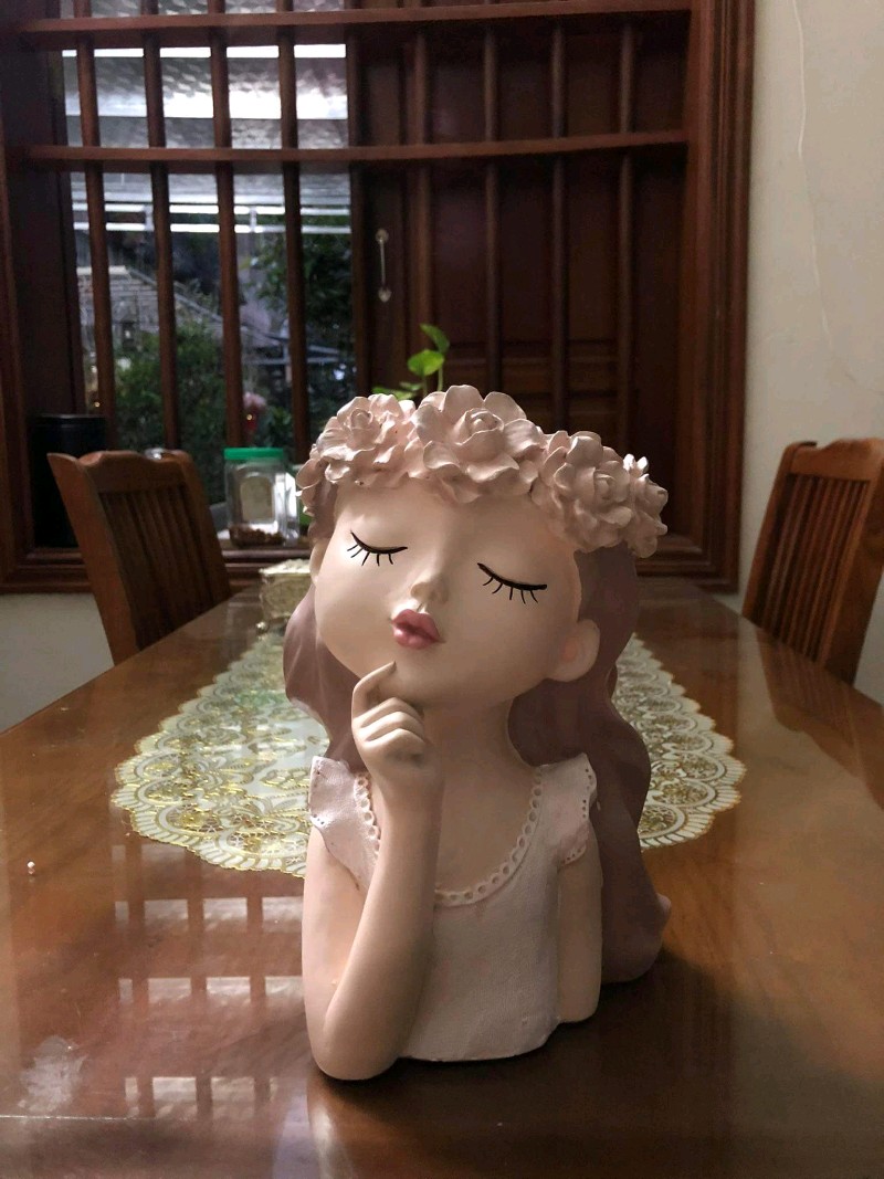Bình Hoa Hình Cô Gái Độc Đáo DG-18 - Trang Trí Nhà Cửa Tinh Tế, Quà Tặng Ý Nghĩa Cho Người Thân, Bạn Bè - Chất Liệu Bền Bỉ, Kích Thước 27x18.5cm