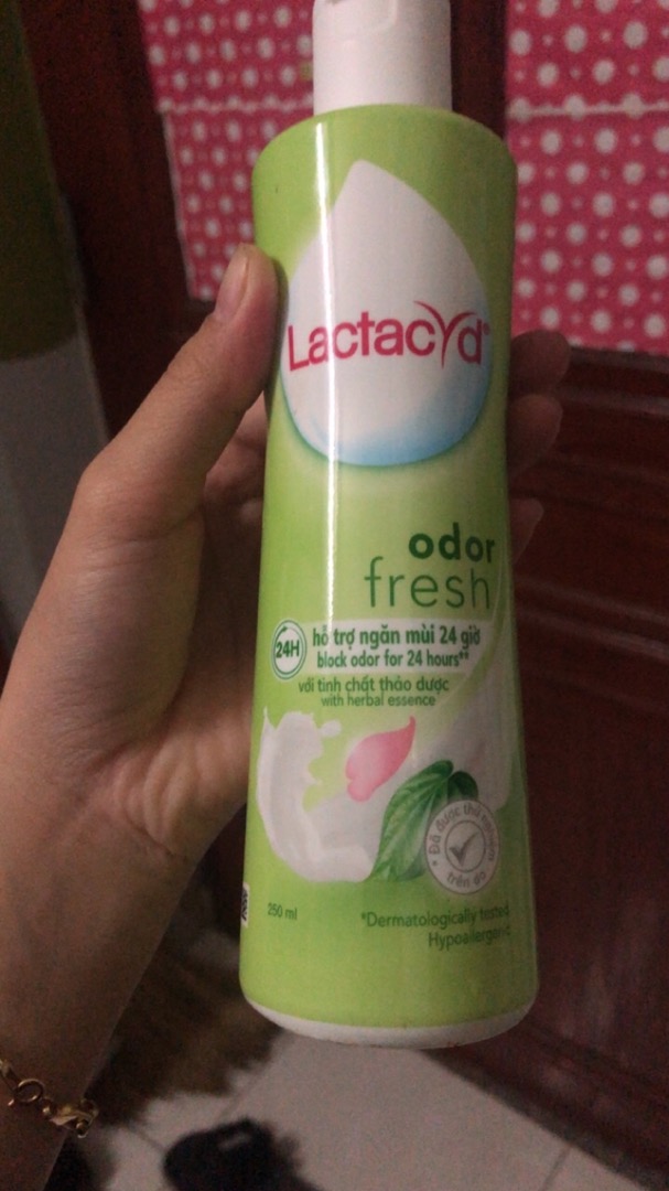 Dung dịch vệ sinh phụ nữ Lactacyd Odor Fresh 250ml - Tươi mát, nhẹ nhàng với chiết xuất lá trầu không và nước hoa hồng, bảo vệ vùng kín hiệu quả.