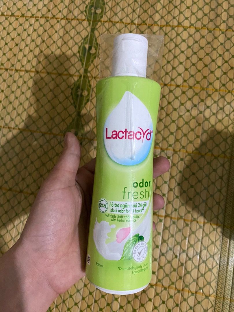 Dung dịch vệ sinh phụ nữ Lactacyd Odor Fresh 250ml - Tươi mát, nhẹ nhàng với chiết xuất lá trầu không và nước hoa hồng, bảo vệ vùng kín hiệu quả.