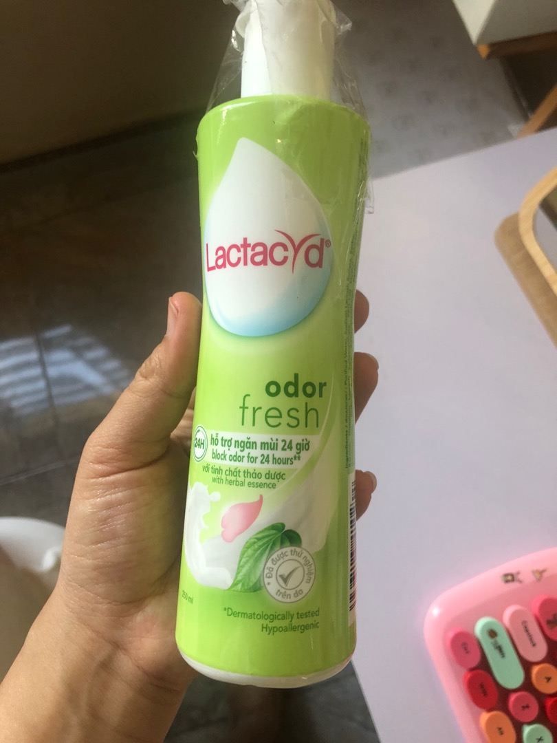 Dung dịch vệ sinh phụ nữ Lactacyd Odor Fresh 250ml - Tươi mát, nhẹ nhàng với chiết xuất lá trầu không và nước hoa hồng, bảo vệ vùng kín hiệu quả.