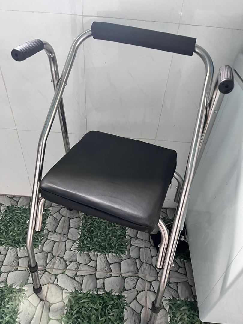 Khung Tập Đi Lucass W9 Có Đệm Ngồi Chắc Chắn - Thiết Bị Hỗ Trợ Di Chuyển Cho Người Già và Người Hồi Phục Sức Khỏe