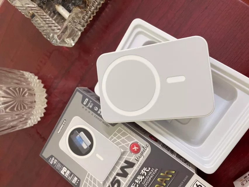 Pin sạc dự phòng không dây từ tính Remax RPP-65 10000mAh 15W - Sạc nhanh Magsafe tiện lợi, dùng cho iPhone & thiết bị di động