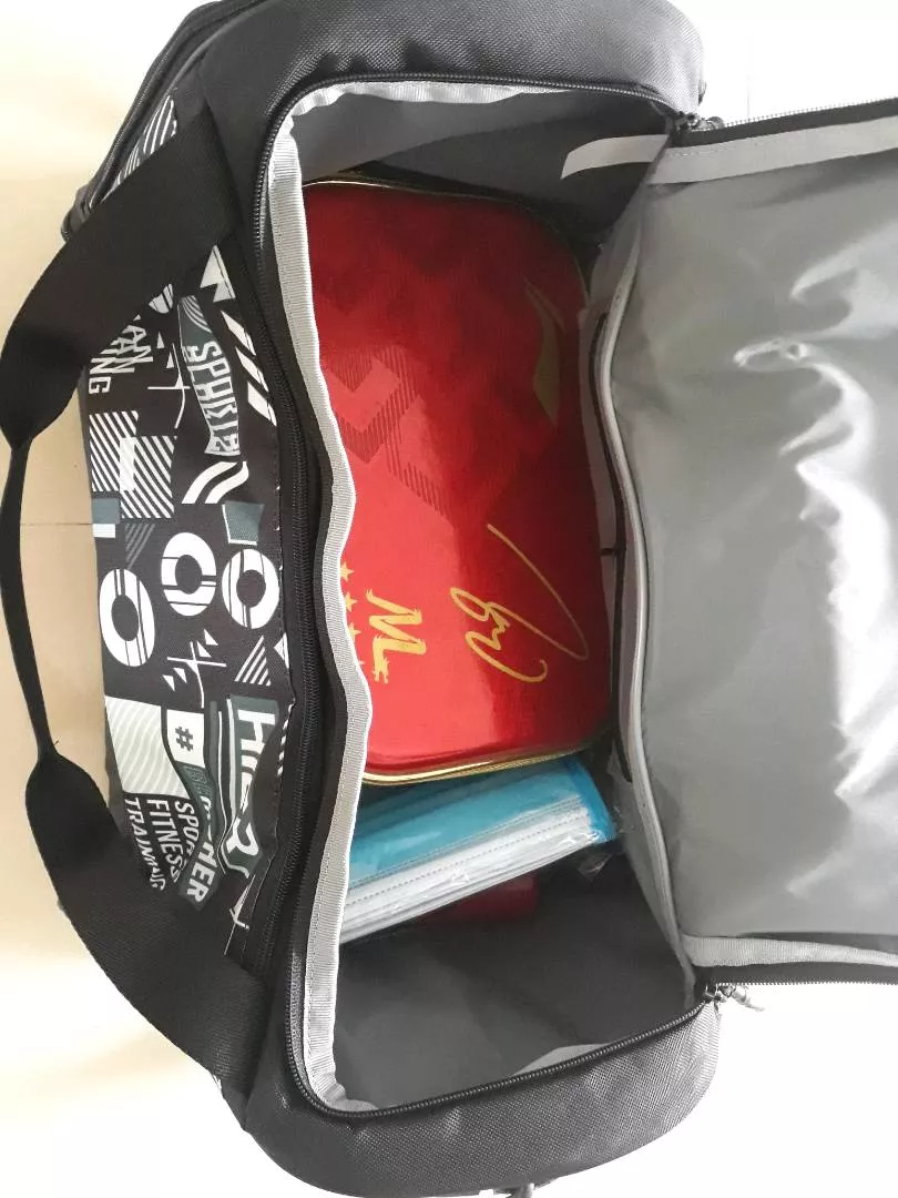 Túi trống Hier Graphic Training Duffel Bag - Dụng cụ thể thao với ngăn để giày tách biệt và thiết kế thời trang, tiện lợi cho mọi hoạt động chống thấm nước.