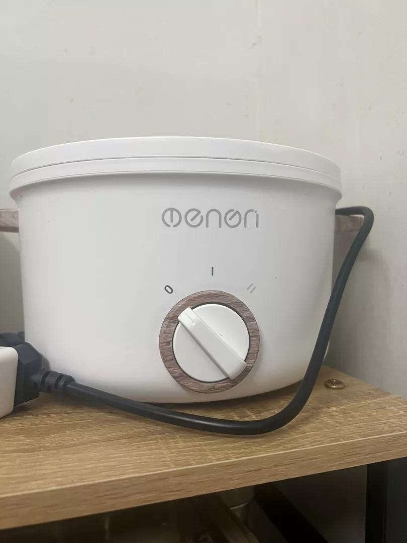 Nồi điện đa năng OENON 2.5L với khay hấp, chống dính, nhiều chức năng nấu như lẩu, hấp, chiên - Giải pháp hoàn hảo cho bữa ăn tiện lợi.