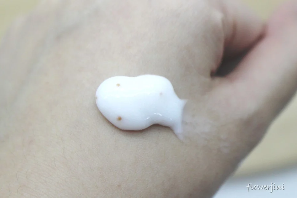 Sữa Rửa Mặt Innisfree Tro Núi Lửa Jeju Volcanic Pore Cleansing Foam 150ml - Làm Sạch Da, Kiểm Soát Dầu, Ngăn Mụn Cho Da Dầu, Da Nhạy Cảm