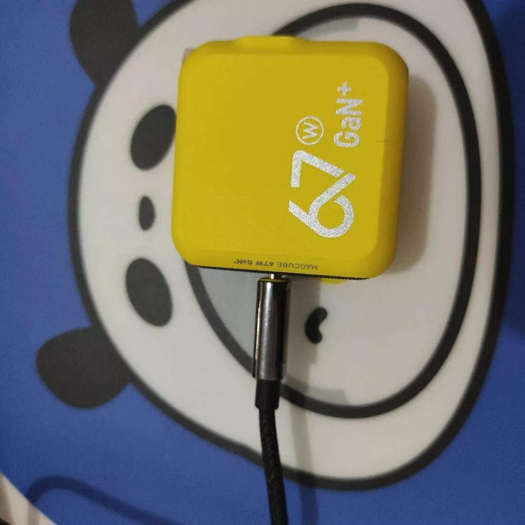 Bộ Sạc Nhanh AOHi Magcube GaN+ 67W AOC-C004 - Củ Sạc 2 Cổng USB-C và USB-A Gọn Nhẹ, Chất Lượng Cao, Tích Hợp Màn Hình LED