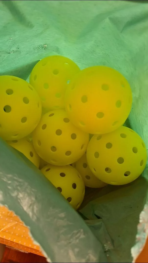 Bóng Pickleball Chất Liệu PE Dùng Cho Tập Luyện - Thiết Kế 40 Lỗ Giảm Độ Rung, Quỹ Đạo Bay Ổn Định, Đập Tốt Cho Người Chơi