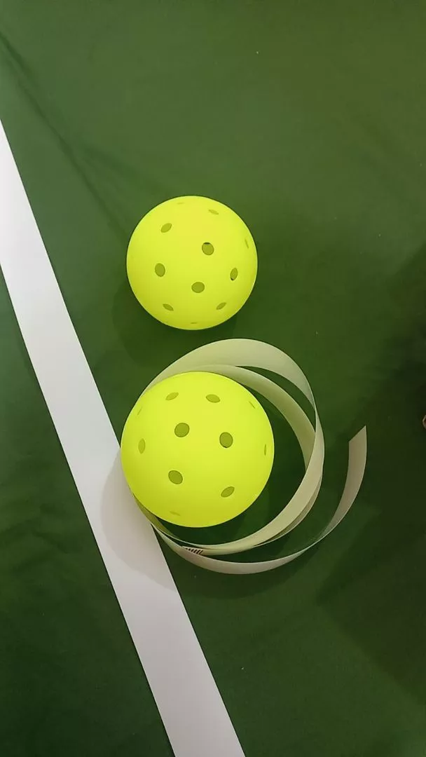 Bóng Pickleball Chất Liệu PE Dùng Cho Tập Luyện - Thiết Kế 40 Lỗ Giảm Độ Rung, Quỹ Đạo Bay Ổn Định, Đập Tốt Cho Người Chơi