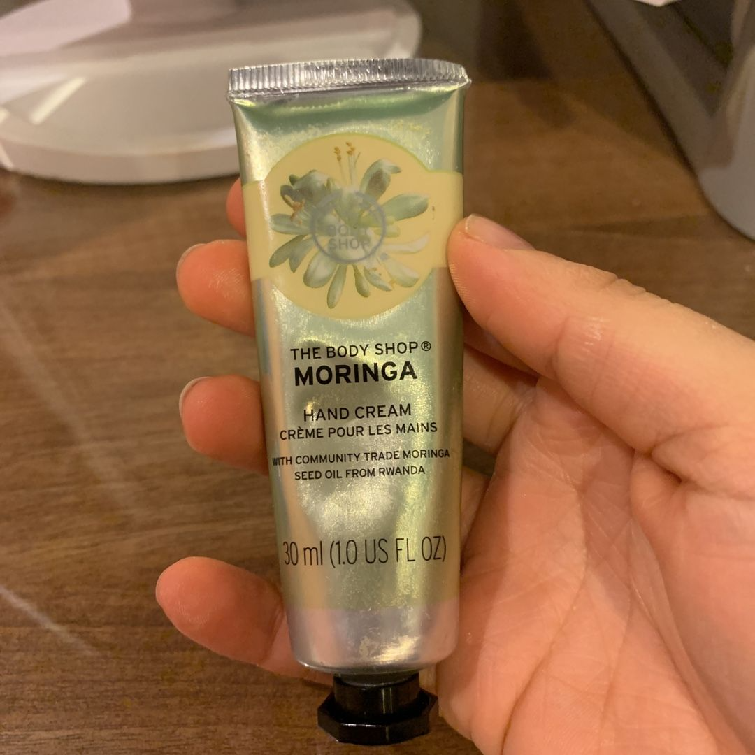 Kem Dưỡng Tay The Body Shop Moringa Hand Cream - Giúp Làm Mềm và Bảo Vệ Da Tay, Thẩm Thấu Nhanh, Hương Hoa Chùm Ngây 100ml