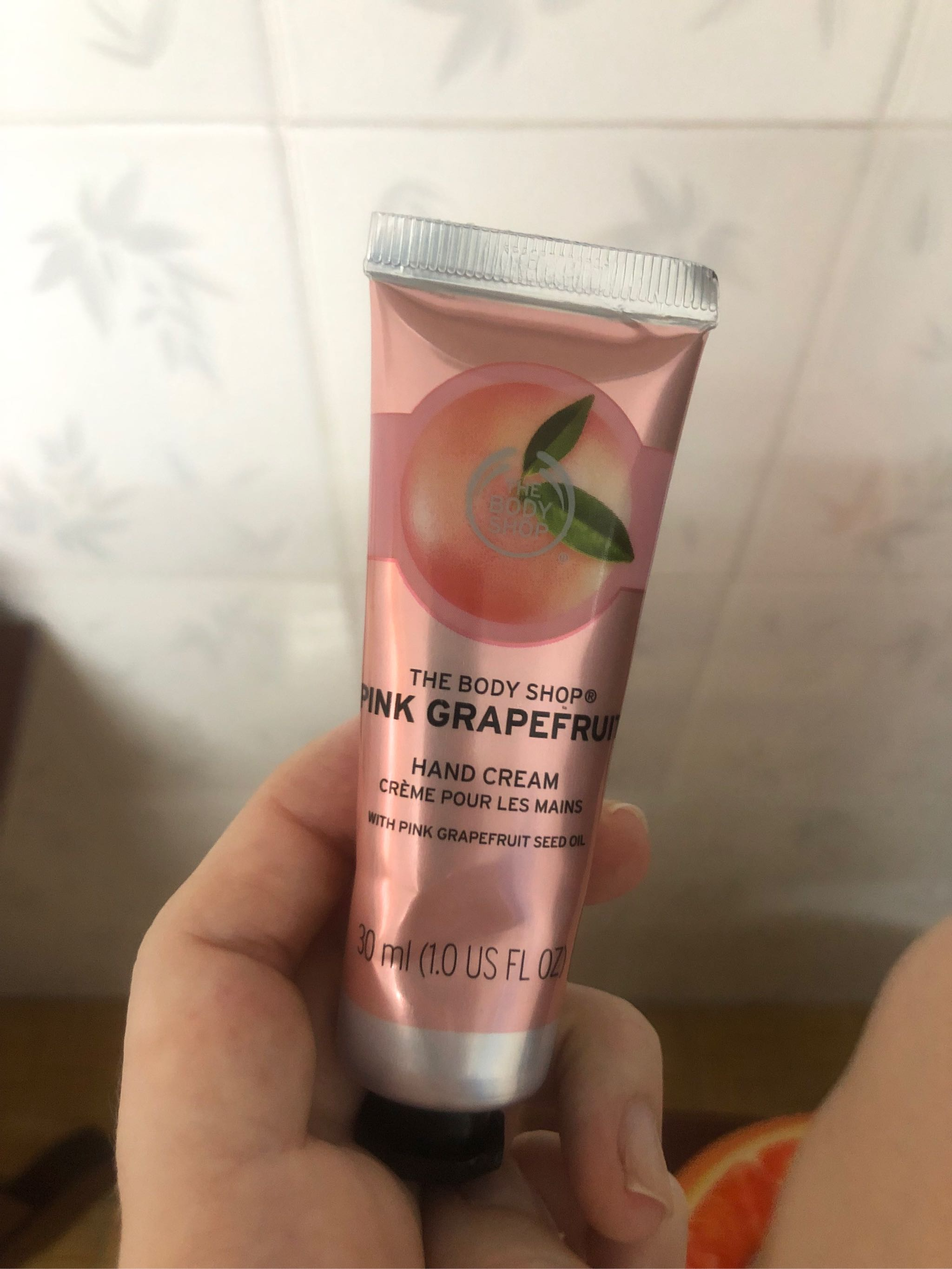 Kem dưỡng tay The Body Shop Pink Grapefruit 30ml - Kem gel dưỡng ẩm da tay chiết xuất bưởi hồng, thấm nhanh, bảo vệ da mềm mại.