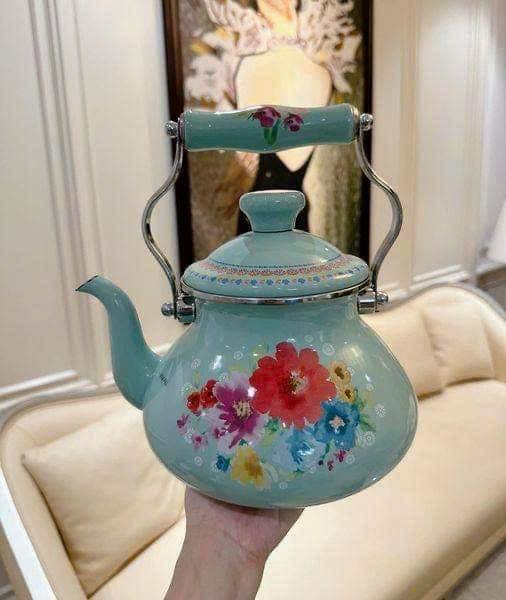 Ấm Đun Bếp Từ The Pioneer Woman 1,8L - Men Tráng Hoa Dễ Thương, Dung Tích Lớn, Nóng Nhanh, Phù Hợp Với Mọi Nhà Bếp