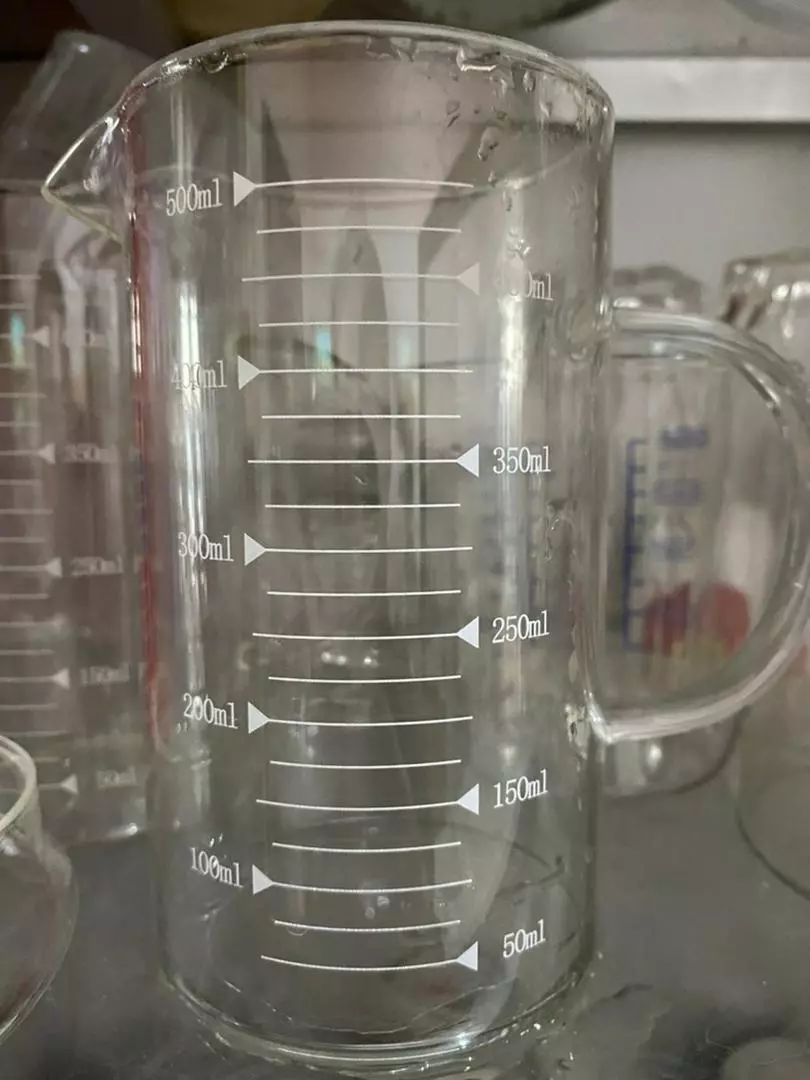 Ly thủy tinh chia vạch đo lường nắp gỗ tre có quai 500ml