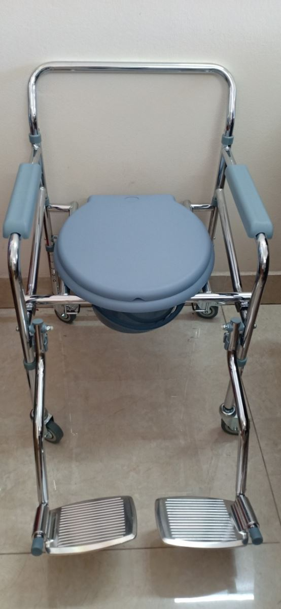 Ghế bô vệ sinh có bánh xe di chuyển Lucass GX-300 - Thiết kế chắc chắn, tiện lợi cho người già và người gặp khó khăn trong việc đi lại.