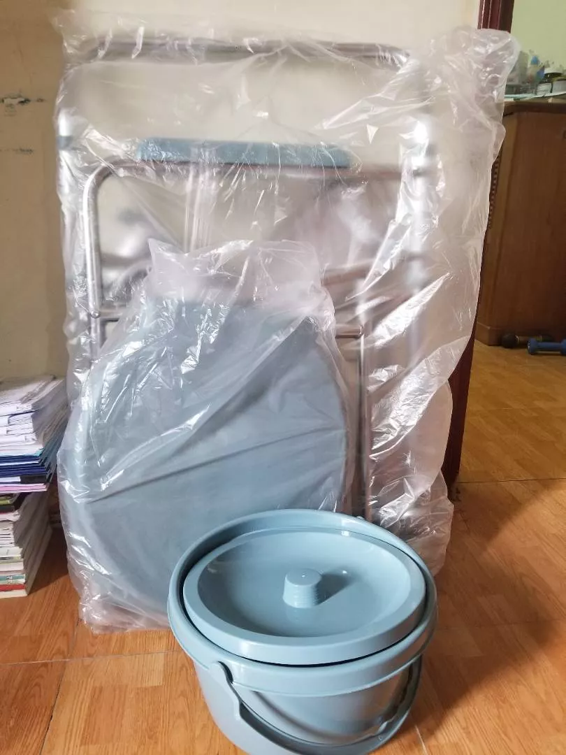 Ghế bô vệ sinh có bánh xe di chuyển Lucass GX-300 - Thiết kế chắc chắn, tiện lợi cho người già và người gặp khó khăn trong việc đi lại.