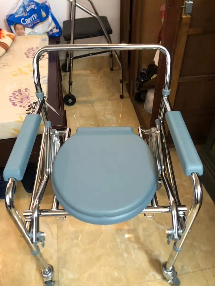 Ghế bô vệ sinh có bánh xe di chuyển Lucass GX-300 - Thiết kế chắc chắn, tiện lợi cho người già và người gặp khó khăn trong việc đi lại.