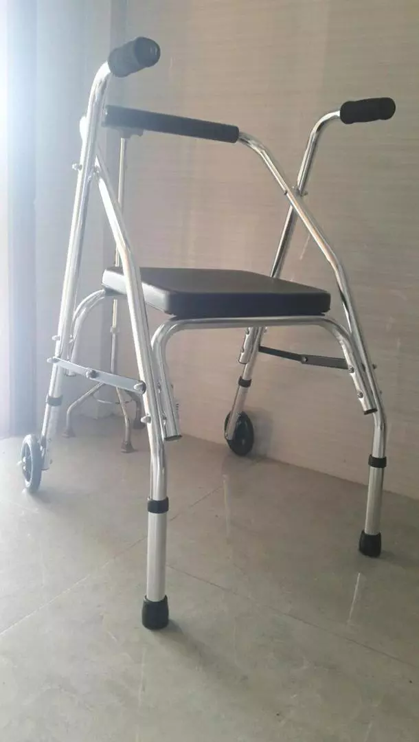 Khung Tập Đi Lucass W9 Có Đệm Ngồi Chắc Chắn - Thiết Bị Hỗ Trợ Di Chuyển Cho Người Già và Người Hồi Phục Sức Khỏe