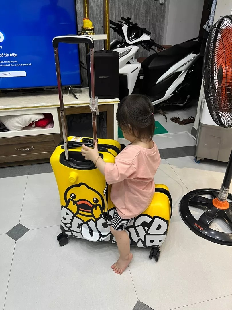 Vali Kéo Cho Bé Kiêm Xe Ngồi Bduck Limited Version - Thiết Kế Ngộ Nghĩnh, Chất Liệu Nhựa ABS Siêu Bền, Phù Hợp Trẻ 1-10 Tuổi