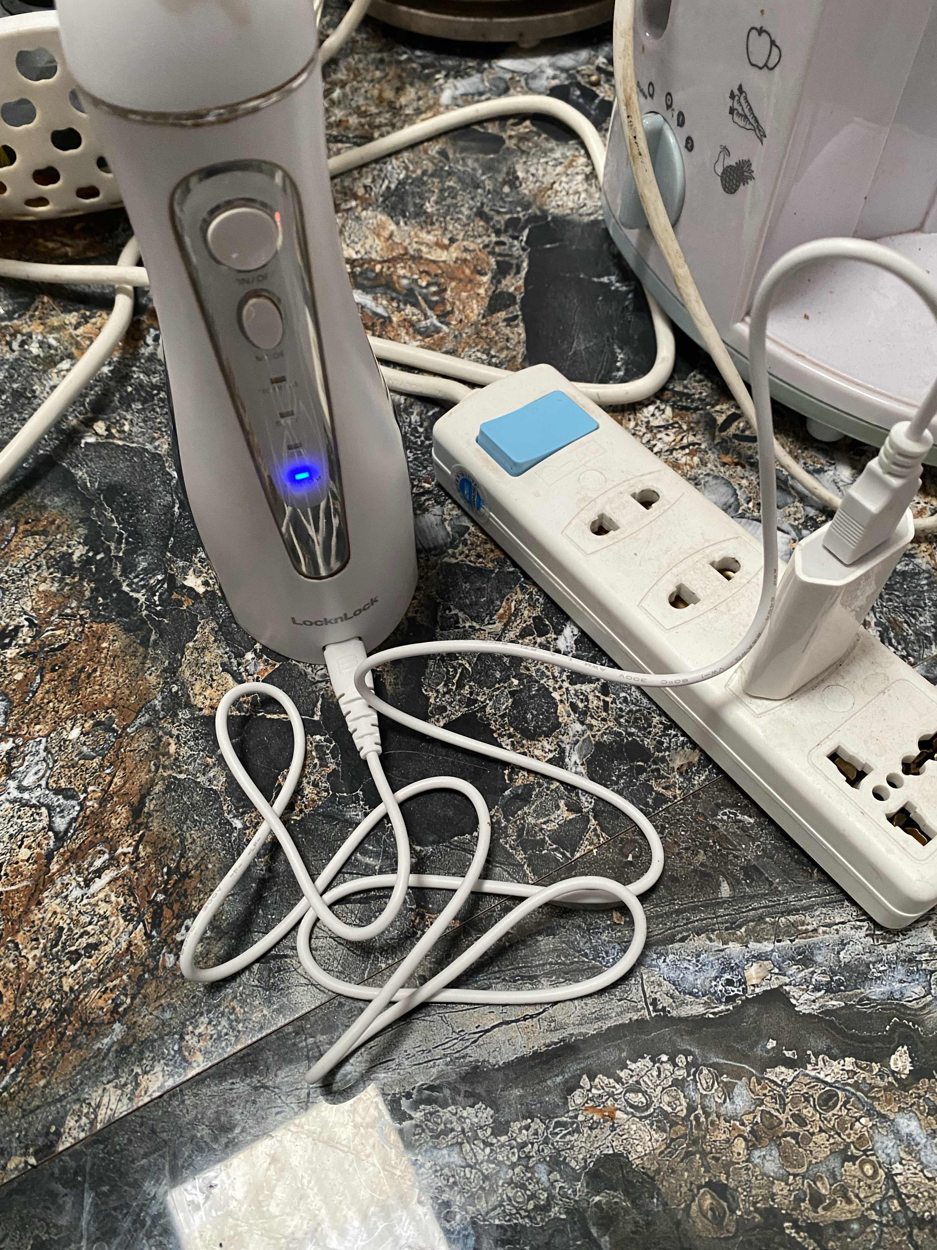 Máy Tăm Nước Không Dây LocknLock ENR156BLU - Tạo Sóng Nước 4 Chế Độ, Dung Tích 200ml - Bảo Hành 2 Năm, Sạc USB Tiện Lợi