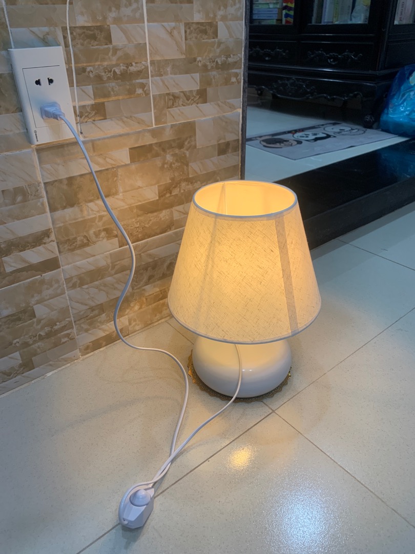 Đèn Ngủ Để Bàn HUTA T4 - Thân Thép Chỉnh Sáng Hiện Đại, Ánh Sáng Vàng Dịu Mắt, Phù Hợp Trang Trí Nội Thất