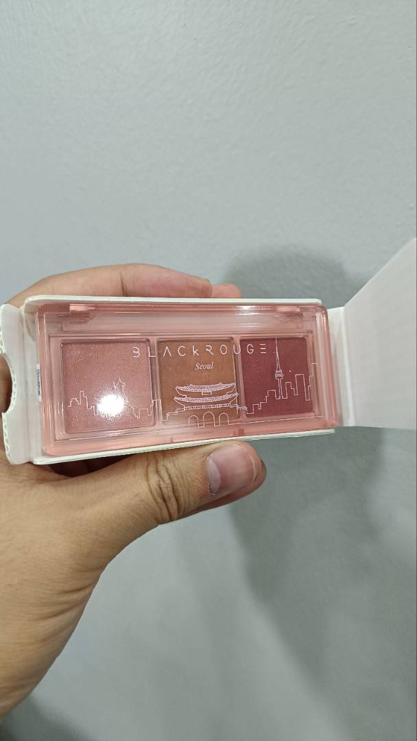 Bảng Phấn Mắt 3 Màu Ánh Nhũ Black Rouge Triple Layer Eye Palette - Makeup Palette Đậm Chất Thời Trang Hành Động Năng Động