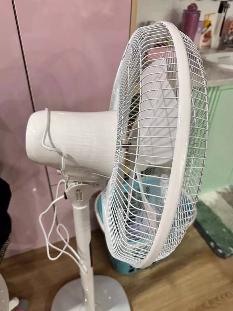 Quạt Cây Đứng Tiross TS9187 - Kiểu Dáng Hiện Đại, Điều Khiển Từ Xa, 3 Chế Độ Gió, 9 Tốc Độ, Tiết Kiệm Điện, Chất Liệu Nhựa ABS Bền Bỉ
