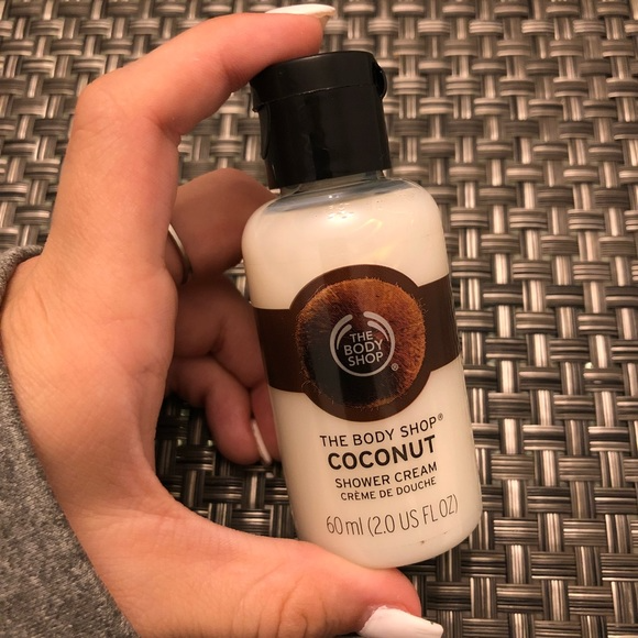 Kem Tắm The Body Shop Coconut Shower Cream 250ml - Dưỡng ẩm và Làm sạch Da với Chiết Xuất Dầu Dừa Tự Nhiên