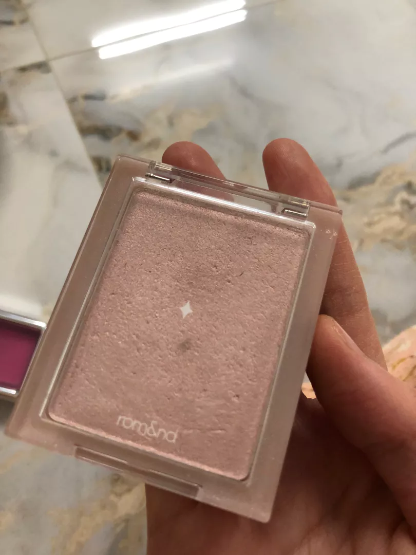 Phấn Bắt Sáng Romand See Through Veillighter 5.5g - Hiệu Ứng Tỏa Sáng Tự Nhiên, Kết Cấu Nhũ Mịn Mượt, Trang Điểm Thanh Lịch