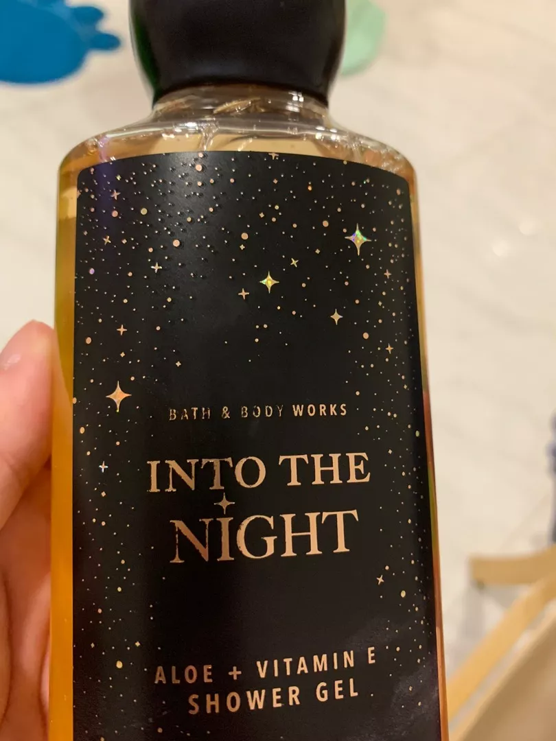 Sữa Tắm Nước Hoa Into The Night Bath & Body Works 295ml - Dưỡng Ẩm Và Lưu Hương Nữ Tính, Quyến Rũ Từ Thiên Nhiên
