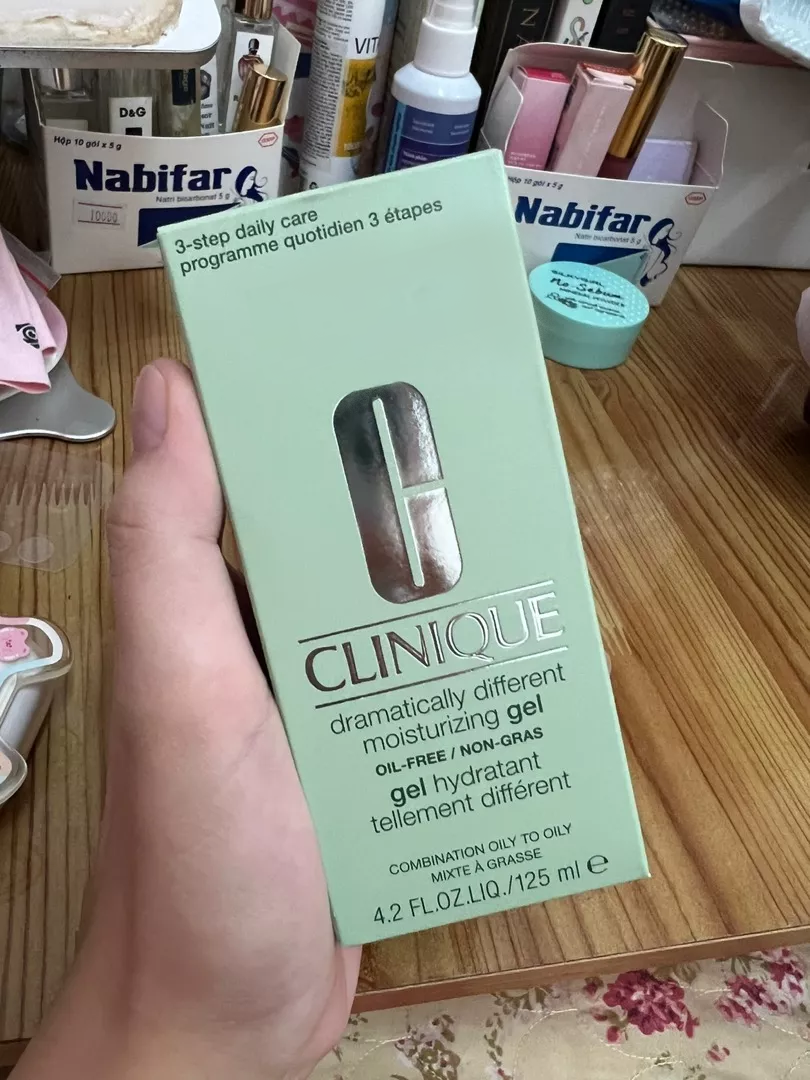 Kem Dưỡng Ẩm Clinique Dramatically Different Moisturizing Gel Dành Cho Da Dầu - Thấm Nhanh, Không Nhờn Dính, Cấp Ẩm Hoàn Hảo 125ml