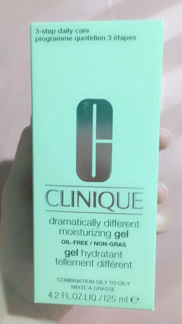 Kem Dưỡng Ẩm Clinique Dramatically Different Moisturizing Gel Dành Cho Da Dầu - Thấm Nhanh, Không Nhờn Dính, Cấp Ẩm Hoàn Hảo 125ml
