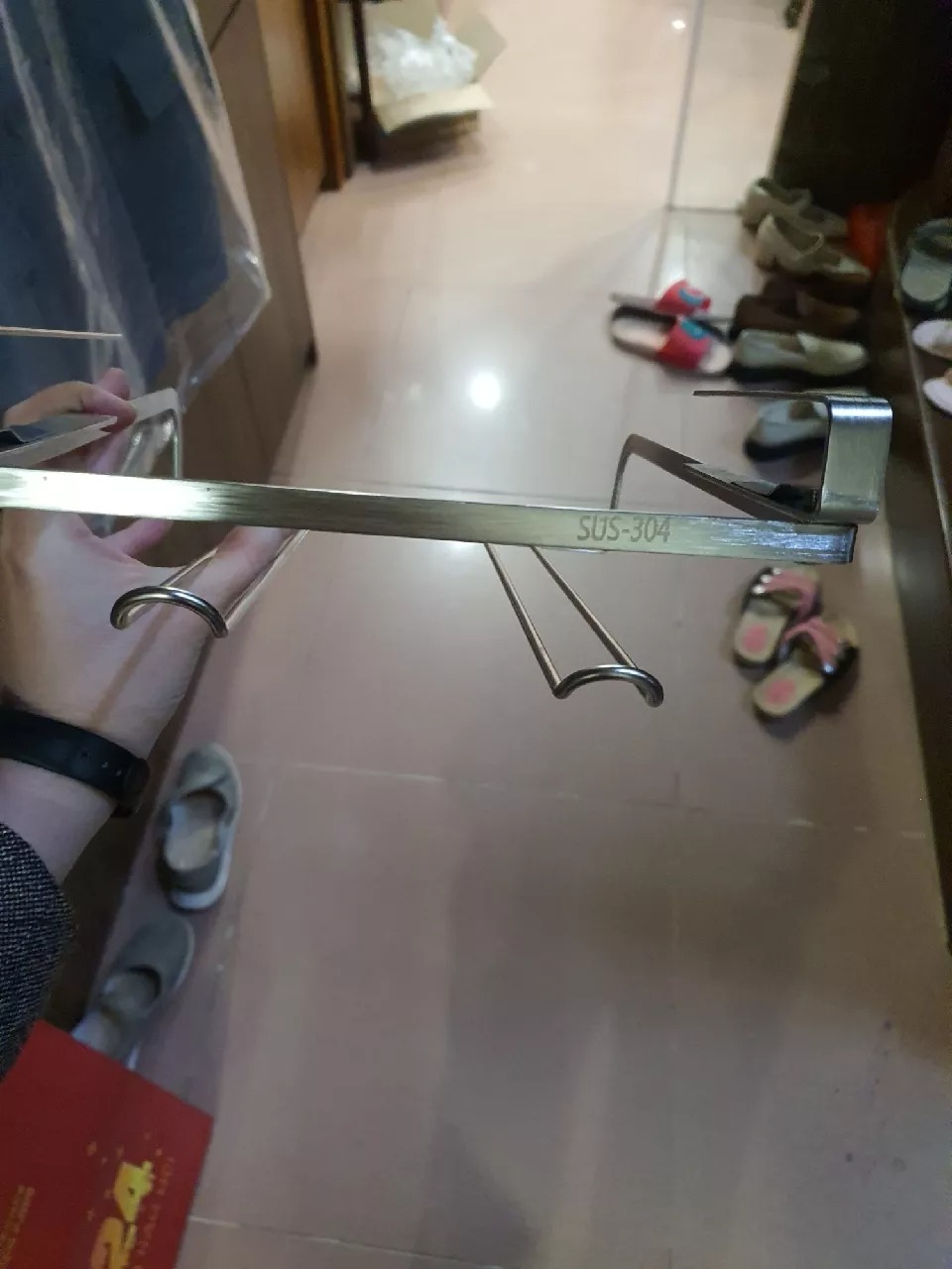 Giá treo 2 cuộn giấy bếp gắn tủ bếp Inox 304 - Tiện ích trang trí nhà bếp Hobby Home Decor kèm 8 móc treo đồ hữu dụng