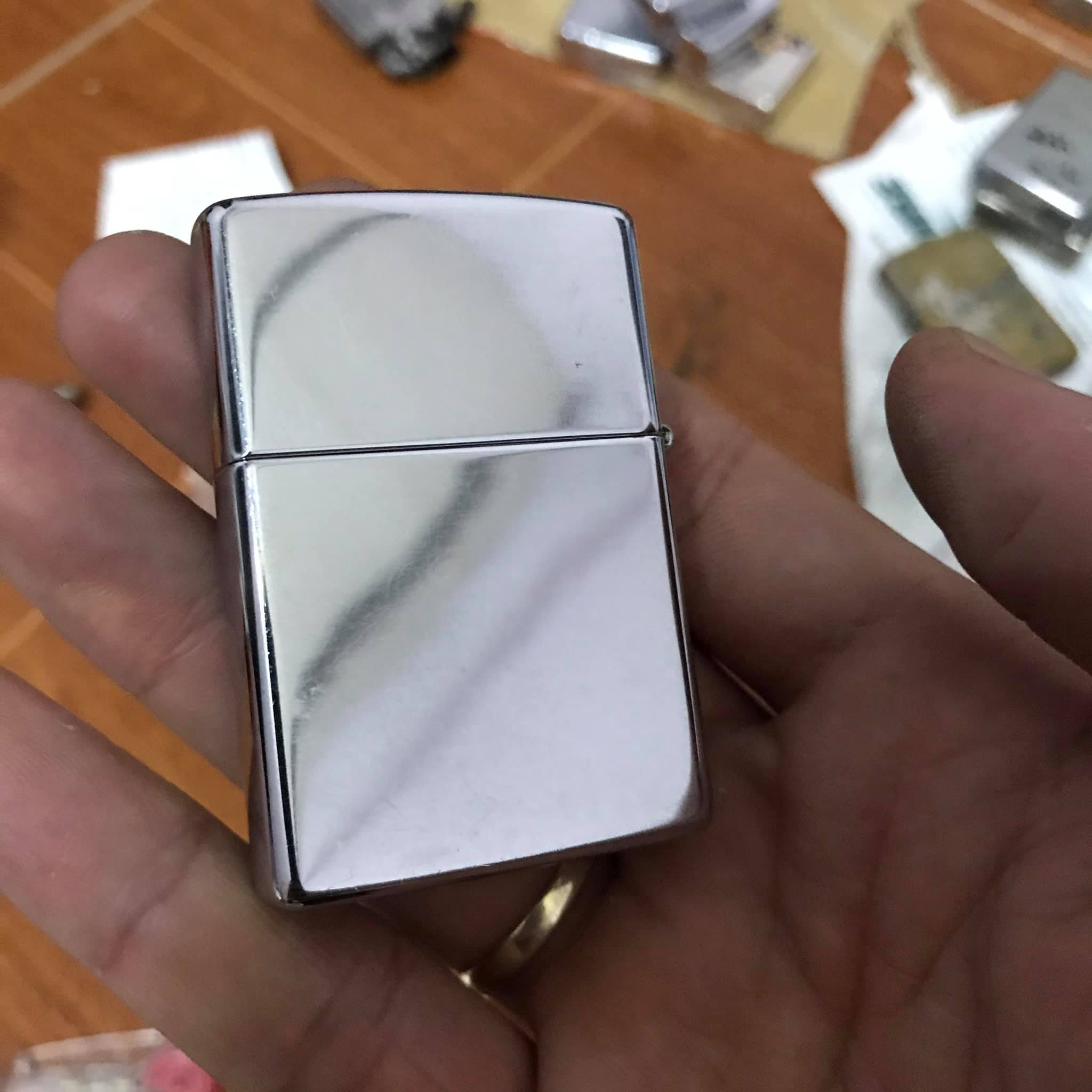 Zippo Classic High Polish Chrome 250 - Bật Lửa Mạ Chrome Sang Trọng, Chất Lượng USA, Phù Hợp Cho Đam Mê Sưu Tập
