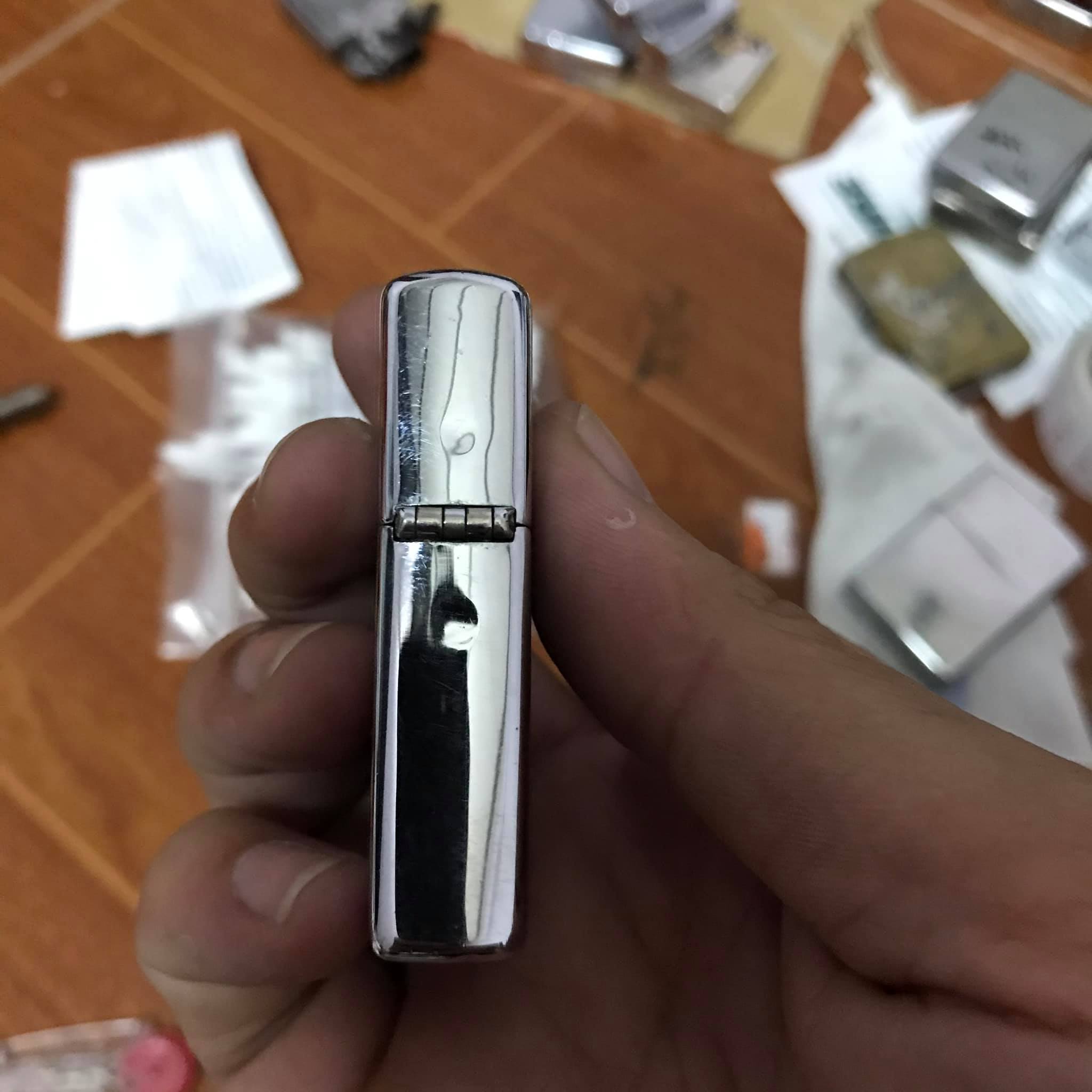 Zippo Classic High Polish Chrome 250 - Bật Lửa Mạ Chrome Sang Trọng, Chất Lượng USA, Phù Hợp Cho Đam Mê Sưu Tập