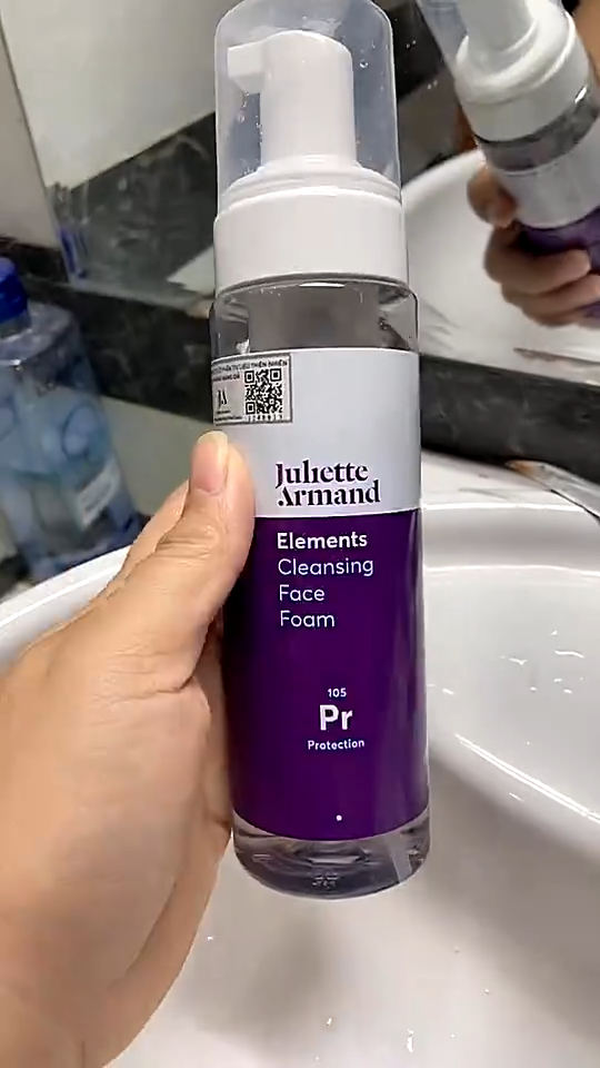Sữa Rửa Mặt Tạo Bọt Juliette Armand 230ml - Dành Cho Mọi Loại Da, Làm Sạch Sâu, Ngăn Ngừa Mụn, Cải Thiện Kết Cấu Da Sáng Khỏe