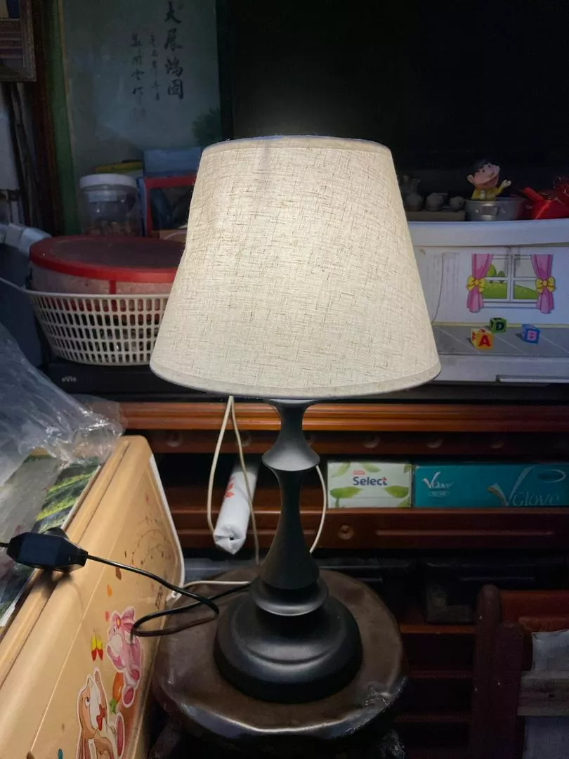 Đèn Ngủ Bàn HUTA T2 - Đèn Thân Thép Sang Trọng Với Chao Vải Lanh 25cm, Điều Chỉnh Độ Sáng, Thiết Kế Hiện Đại, Phụ Kiện Nội Thất Thú Vị