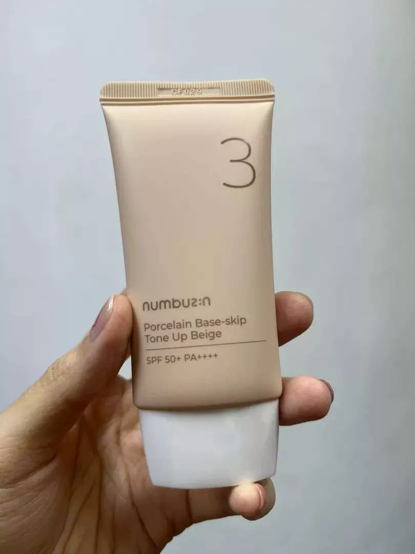 Kem Chống Nắng Nâng Tone Numbuzin No.3 Porcelain Base-skip Beige SPF50+ - Bảo Vệ Da Toàn Diện, Dưỡng Sáng Mịn Màu Da