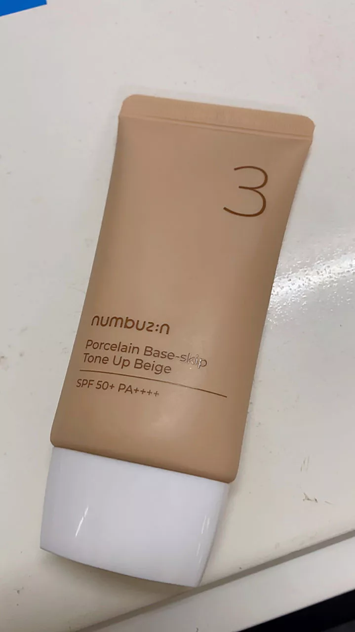 Kem Chống Nắng Nâng Tone Numbuzin No.3 Porcelain Base-skip Beige SPF50+ - Bảo Vệ Da Toàn Diện, Dưỡng Sáng Mịn Màu Da